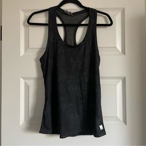 Vuori Tank Top Size M in Color Black Camo